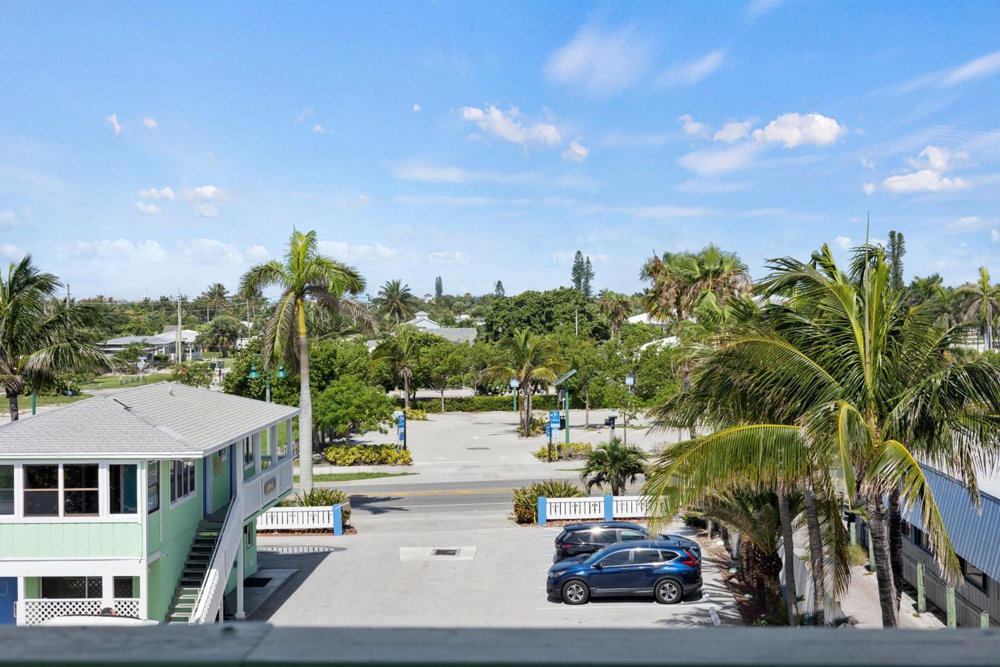 Partial Ocean View Hotel Room- King Bed #1 Fort Pierce Exterior foto